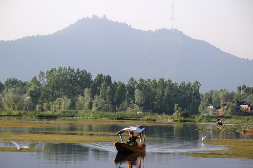 On day 3, we ride into Kashmir valley and have a place to stay on non-touristy and very quiet and calm Nageen Lake - very beautiful indeed! We spend 2 days here, before we move into higher Himalayas.