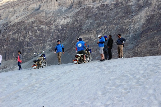 Some bikers took the motorbikes up the dune. 